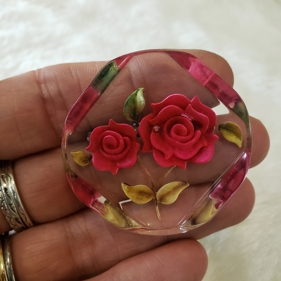 VINTAGE 1940s Early Plastic Reverse Carved Lucite Floral Rose Brooch - Picture 3 of 5